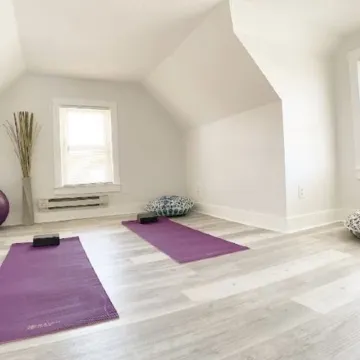 Modern 1 Bedroom walk to Glass Museum w/ Bonus Wellness Studio