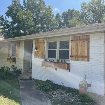 Cheerful mid-town home close to Bass Pro, shopping and local eateries.