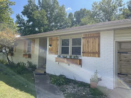 Cheerful mid-town home close to Bass Pro, shopping and local eateries.