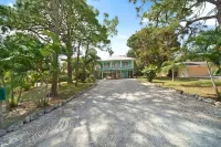 Island Home within the Pines and Palms; Kayaks, Bikes, and Inviting Porches~