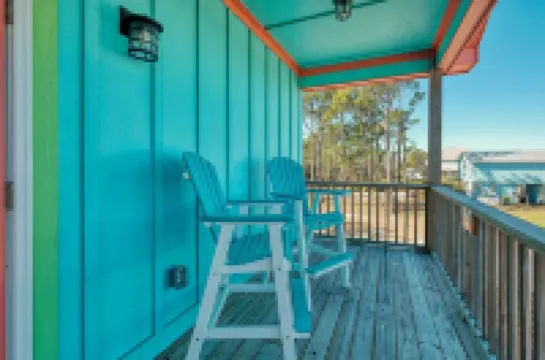 Bayfront Vacation! Enjoy amazing sunsets, wildlife viewing, and fishing.