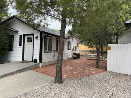 2-bedroom cottage just 7 minutes from Viejas Casino