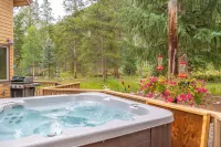 Near Slopes, Private Family Home, HotTub, Centrally located to all Ski Resorts!