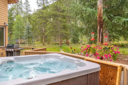 Near Slopes, Private Family Home, HotTub, Centrally located to all Ski Resorts!