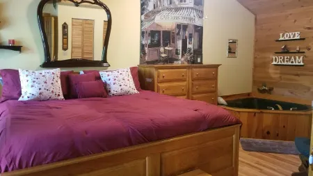 Wild Bills Riverfront Escape - Garden hot tub