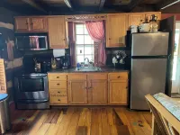 Historic, cozy cabin at Headley Inn Winery & Vineyard with WiFi, AC & Fireplace