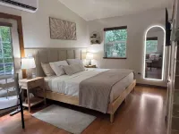Luxury Cabin, fire pit, hanging chairs, WiFi, forest view, river access Hotel a Laclede County