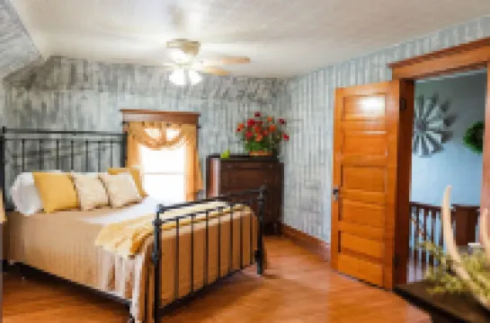 Spacious Farmhouse beautifully decorated waiting for laughs and memories 沃倫縣酒店