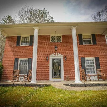 New River Gorge Oasis-Hot Tub- Game Room- Fire pit- Good Vibes