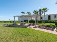 Aquarius 201 - Renovated 2 bed / 1.5 Bath Beach Condo with bay view!!!