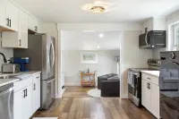 Modern Hamptons Getaway: 5 minutes to the Beach and Restaurants!