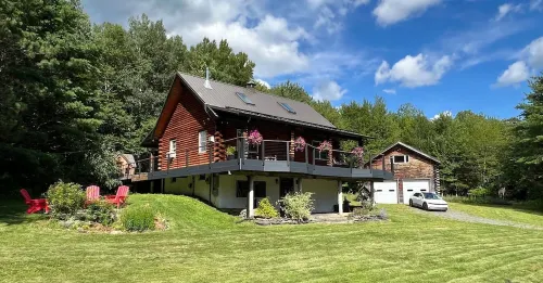 Modern Rustic Log Chalet w/ mtn views, pool & bonus loft on 17 secluded acres