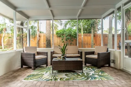 Villa Palmas-Double Master Suites, 5 Bedrm + Pool -1 mile from beach