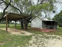 Cozy cabin in Glen Rose with AC, WiFi, Close to all major attractions!