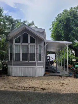 Fully furnished tiny house with loft just minutes from the beach 줄스 언더시 로지 주변 호텔