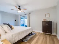 Newly renovated 2 Bed, 2bath home with private fenced in backyard. Hotel a Orange County