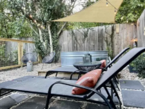 TheStudio@MonticelloPark-CowboyPool+Hottub+KingBed