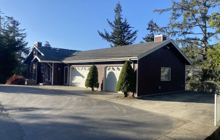 Rogue River Water Front with Hot Tub and Fenced Yard