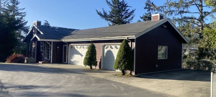 Rogue River Water Front with Hot Tub and Fenced Yard Hotels in Curry County