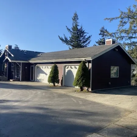 Rogue River Water Front with Hot Tub and Fenced Yard