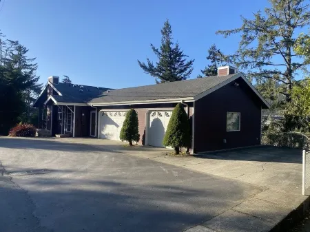 Rogue River Water Front with Hot Tub and Fenced Yard