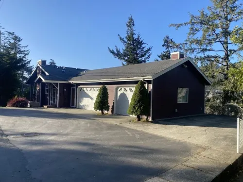 Rogue River Water Front with Hot Tub and Fenced Yard