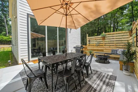 Flower Box at Lake Conroe is a charming 3BR/8P with Gorgeous Outdoor Patio