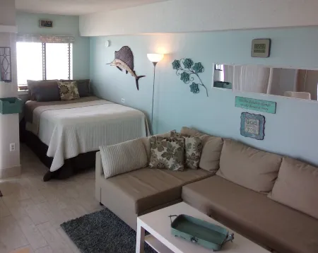 Luxury Sleep on the Beach...Newly renovated Treasure Chest condo Отели рядом с достопримечательностью «Миртл Манор Трейлер Парк»