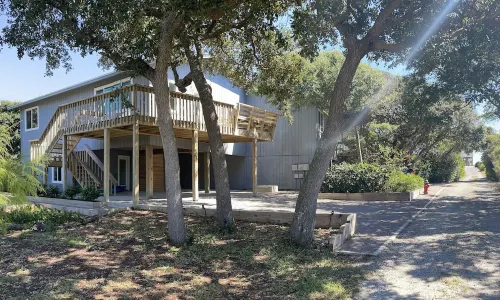Modern 2 Bedroom with Quick Walk to the Beach, Pet Friendly