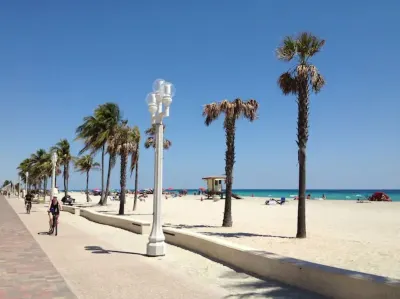 Beachfront Hollywood King Bd Tides Condo, Patio, Pools - Flexible Cancellation
