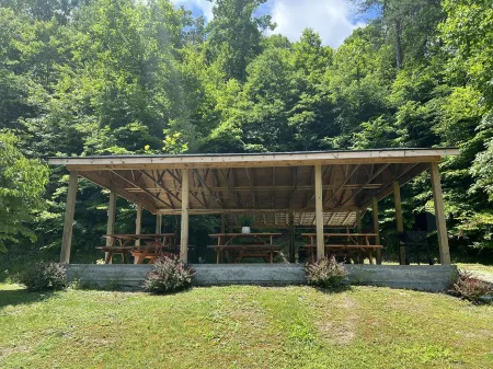 Beautiful 4 unit lodge w/ Hot tub, WiFi, fire pits &  pavilion area with grills Отели рядом с достопримечательностью «Daniel Boone Campground in Red River Gorge»
