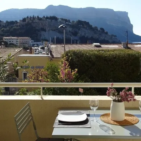 Cassis center apartment la rade, behind the harbor, nice view and parking