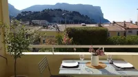 Cassis center apartment la rade, behind the harbor, nice view and parking