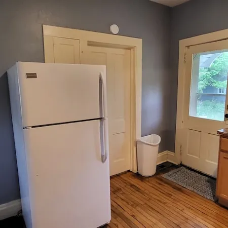 Point Central! - Bright, Simple Downtown Apartment