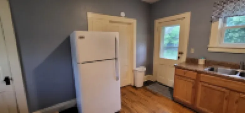 Point Central! - Bright, Simple Downtown Apartment