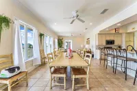 Sleeps 8, Views , 2 King Masters, Dog Friendly, Private Pool