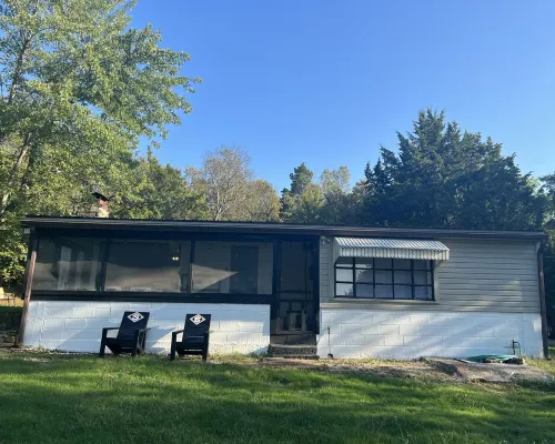 Cozy cabin, easy lake access, Ridge Route, Lake Tenkiller-close to Fin & Feather Hotels in Sequoyah County