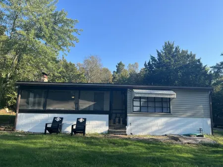 Cozy cabin, easy lake access, Ridge Route, Lake Tenkiller-close to Fin & Feather