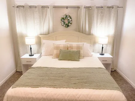 Farmhouse Retreat with deck and fire pit, very family friendly & great location Отели в г. Тэтчер