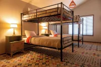 Walk to food/shops and SHARC, 10 Passes, A/C, King Beds, Pool Table