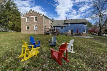 In-Town! Blue House 4 BR w Terrace and Backyard Отели в г. Принстон