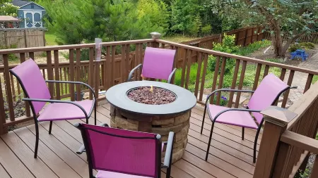 Spacious suite with fenced back yard, deck, gas grill, fireplaces and splash pad Отели в г. Атенс