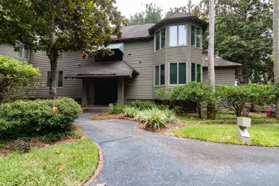 Charming Luxury Villa in Turtle Cove. Minutes from Beach, Golf, & Tennis. Hotels near Roy Barth Tennis Center
