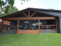 Beautiful 4/3 waterfront home with 2 master suites Hotels in Tool