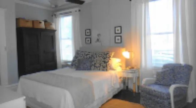 Downtown Victorian Flat Great Location and free Parking