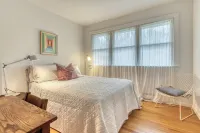 Beautiful Amagansett Home with Pool. Walk to the Bay Beach. Small Dogs Welcome. Hotels in Springs