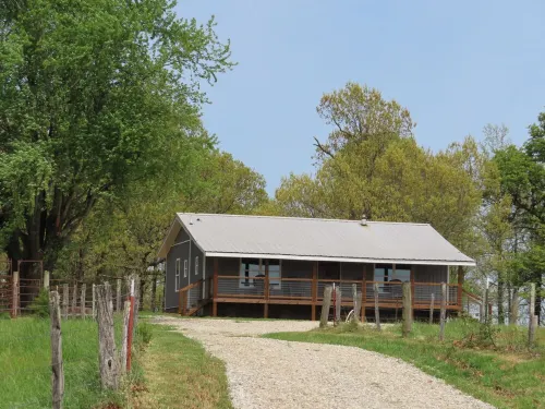 3/4 Mile from Wilderness Rider Buffalo Ranch,near Buffalo River w/RV Elec Hookup