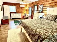 "River House" Log Cabin Nestled near the Red River