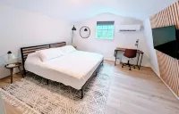 Boathouse, 2 King Beds, Firepit, Huge Yard + Pet-Friendly! Peaceful & Luxurious