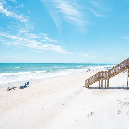 Oceanfront Condo w/Views, Pool + Parking